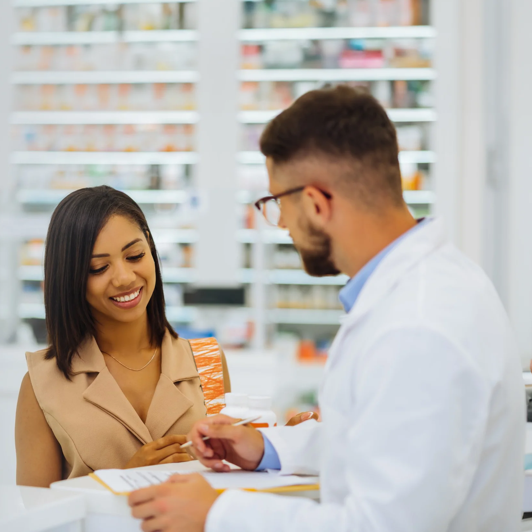 farmacêutico conversando com cliente